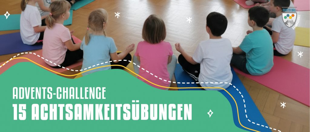 Kinder sitzen in einem Kreis auf bunten Matten auf dem Boden und meditieren. Unten steht in weißer Schrift auf grünem Hintergrund: Advents-Challenge - 15 Achtsamkeitsübungen