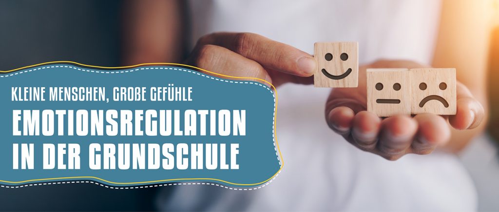 Hintergrund: Eine Hand hält drei Holzklötzchen hoch, auf denen je ein Gesicht gemalt ist: eins ist traurig, eins neutral und eins fröhlich. Links steht in einem blauen Kasten: Kleine Menschen große Gefühle: Emotionsregulation in der Grundschule