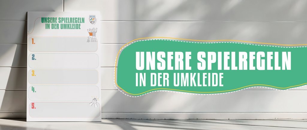 Links: Regelplakat; Rechts weiße Schrift auf grünem Hintergrund "Unsere Spielregeln in der Umkleide"