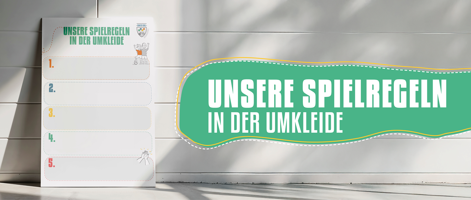 Links: Regelplakat; Rechts weiße Schrift auf grünem Hintergrund "Unsere Spielregeln in der Umkleide"